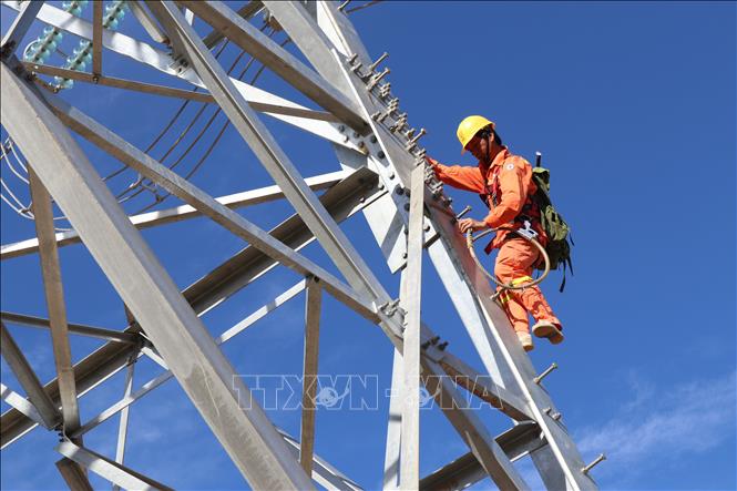Trong ảnh: Công nhân kỹ thuật của Truyền tải điện Ninh Thuận thực hiện nghiệm thu trụ điện đường dây 500kV Nhiệt điện Vân Phong – Nhiệt điện Vĩnh Tân đoạn qua địa bàn huyện Bác Ái, tỉnh Ninh Thuận. Ảnh: Nguyễn Thành – TTXVN