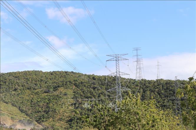 Trong ảnh: Đường dây 500kV Nhiệt điện Vân Phong – Nhiệt điện Vĩnh Tân đoạn qua địa bàn huyện Bác Ái, tỉnh Ninh Thuận. Ảnh: Nguyễn Thành – TTXVN