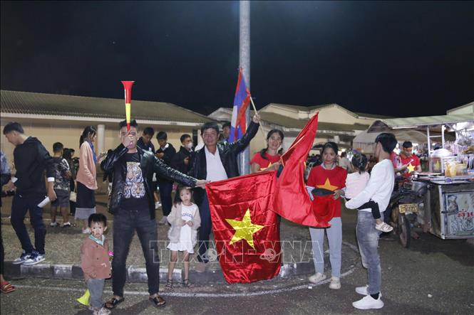 Cổ động viên Việt Nam trước giờ thi đấu. Ảnh: Phạm Kiên - PV TTXVN tại Lào