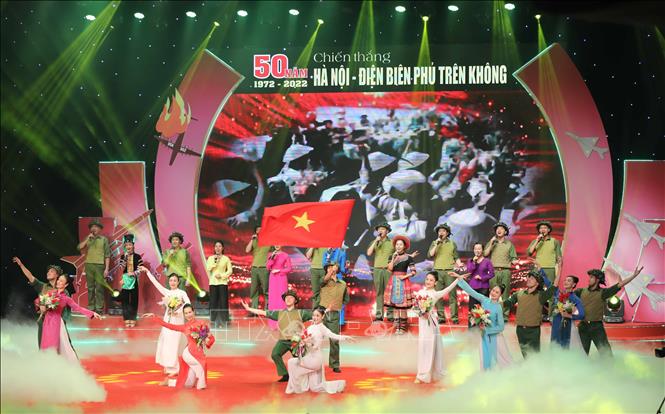 Liên khúc hát múa mở màn chương trình của các nghệ sĩ đến từ Nhà hát Ca múa nhạc Quân đội. Ảnh: Thanh Tùng - TTXVN