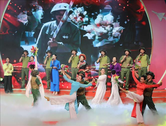 Chương trình đưa khán giả trở về với không khí bi tráng của Hà Nội tháng 12/1972, quân và dân Hà Nội đã viết tiếp bản hùng ca ngời sáng về chủ nghĩa anh hùng Cách mạng, làm nên chiến thắng oanh liệt mang tên “Hà Nội - Điện Biên Phủ trên không”. Ảnh: Thanh Tùng - TTXVN