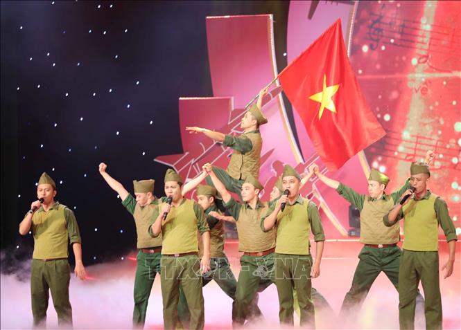 Chương trình đưa khán giả trở về với không khí bi tráng của Hà Nội tháng 12/1972, quân và dân Hà Nội đã viết tiếp bản hùng ca ngời sáng về chủ nghĩa anh hùng Cách mạng, làm nên chiến thắng oanh liệt mang tên “Hà Nội - Điện Biên Phủ trên không”. Ảnh: Thanh Tùng - TTXVN