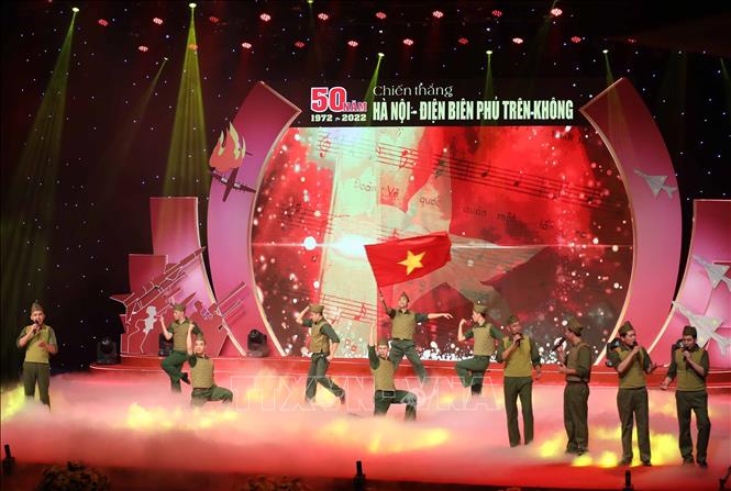 Liên khúc hát múa mở màn chương trình của các nghệ sĩ đến từ Nhà hát Ca múa nhạc Quân đội. Ảnh: Thanh Tùng - TTXVN