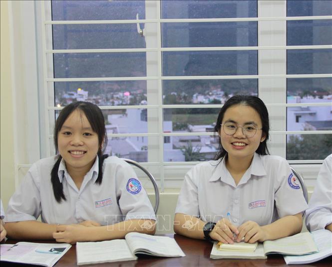 Trong ảnh: Võ Anh Thư (bên phải) cùng với bạn học trong phòng tự học của nhà trường. Ảnh: Phan Sáu - TTXVN