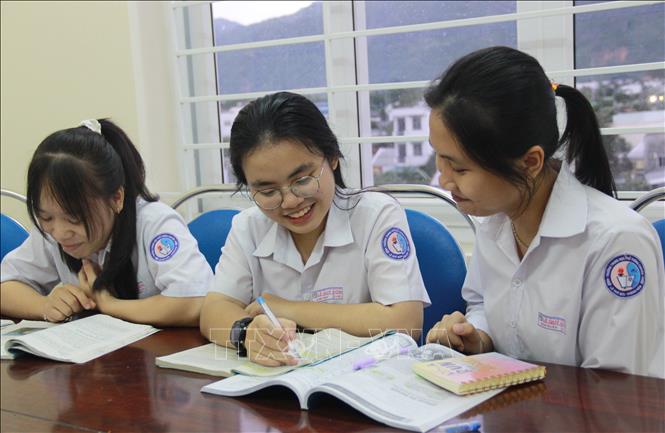 Trong ảnh: Võ Anh Thư (ở giữa)) cùng học tập, trao đổi các kiến thức ngoài giờ lên lớp ở phòng tự học của nhà trường. Ảnh: Phan Sáu - TTXVN