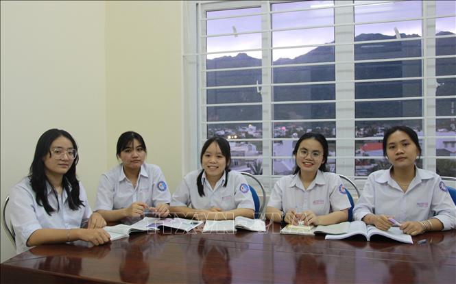 Trong ảnh: Võ Anh Thư (thứ 2 từ bên phải) cùng với bạn học trong phòng tự học của nhà trường. Ảnh: Phan Sáu - TTXVN