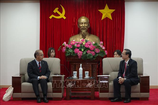 Trong ảnh: Phó Chủ tịch UBND tỉnh Nguyễn Văn Dành tiếp ông Nitta Hachiro, Thống đốc tỉnh Toyama (Nhật Bản). Ảnh: Chí Tưởng - TTXVN