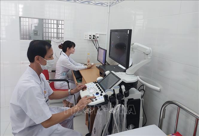Nhân viên y tế của Bệnh viện sử dụng máy siêu âm chuẩn đoán bệnh. Ảnh: Tuấn Kiệt – TTXVN