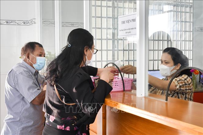 Bệnh nhân làm thủ tục tại Quầy đăng ký khám bệnh tại Bệnh viện Lao và Bệnh phổi Bạc Liêu. Ảnh: Tuấn Kiệt – TTXVN