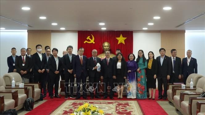 Trong ảnh: Lãnh đạo tỉnh Bình Dương chụp ảnh lưu niệm cùng đoàn công tác tỉnh Toyama (Nhật Bản). Ảnh: Chí Tưởng - TTXVN