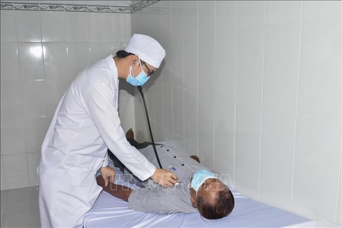 Nhân viên y tế của bệnh viện khám cho bệnh nhân. Ảnh: Tuấn Kiệt – TTXVN