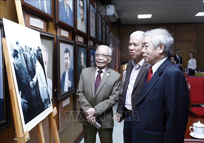 Các đại biểu tham quan triển lãm ảnh về Chủ tịch Hồ Chí Minh tại buổi gặp mặt. Ảnh: An Đăng - TTXVN