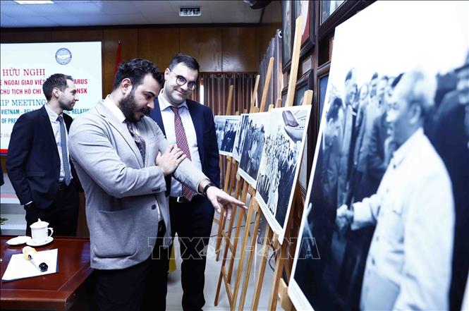 Các đại biểu tham quan triển lãm ảnh về Chủ tịch Hồ Chí Minh tại buổi gặp mặt. Ảnh: An Đăng - TTXVN