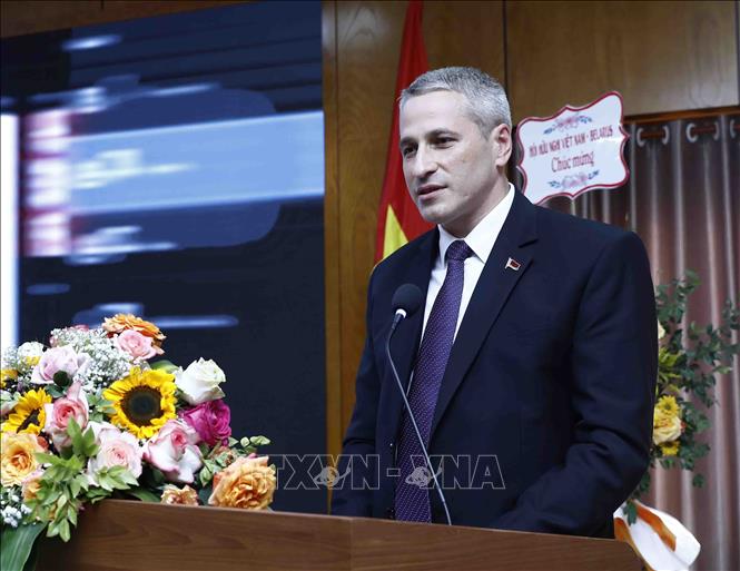 Đại sứ Đặc mệnh toàn quyền Belarus tại Việt Nam Uladzimir Baravikou phát biểu tại buổi gặp mặt. Ảnh: An Đăng - TTXVN
