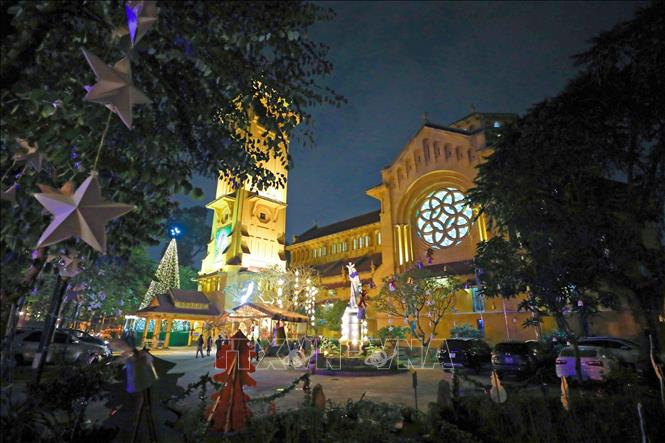 Nhà thờ giáo xứ Cửa Bắc được trang hoàng rực rỡ, chào đón một Giáng sinh an lành. Ảnh: Thanh Tùng - TTXVN 