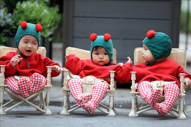 Các em bé cùng mẹ đón mùa Giáng sinh tại Nhà thờ Lớn Hà Nội. Ảnh: Nhật Anh - TTXVN