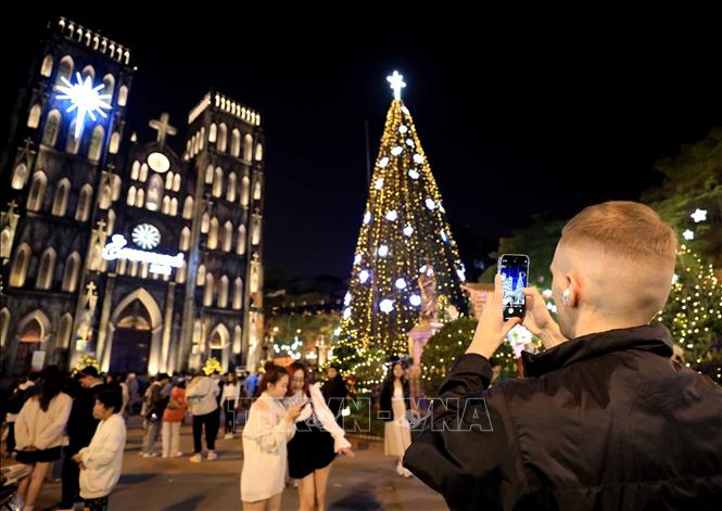 A festive atmosphere comes to the St. Joseph's Cathedral in Hanoi. VNA Photo 