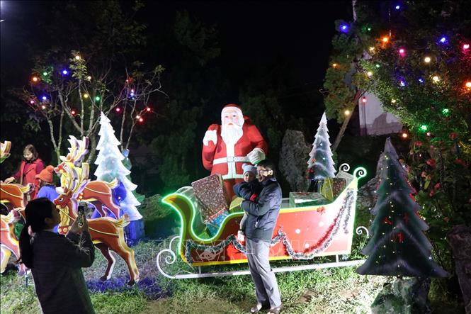 Christmas atmosphere at the Phu Cam Church in Hue city, the central province of Thua Thien-Hue. VNA Photo