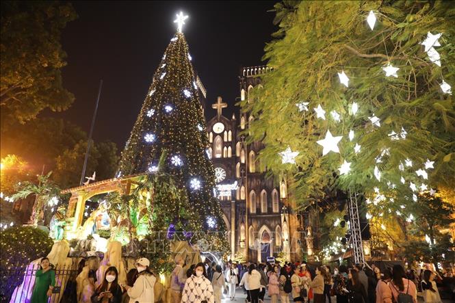 Phía bên ngoài Nhà thờ lớn, cây thông lớn được trang trí, mang đến không khí Noel ấm áp. Ảnh: Minh Quyết - TTXVN