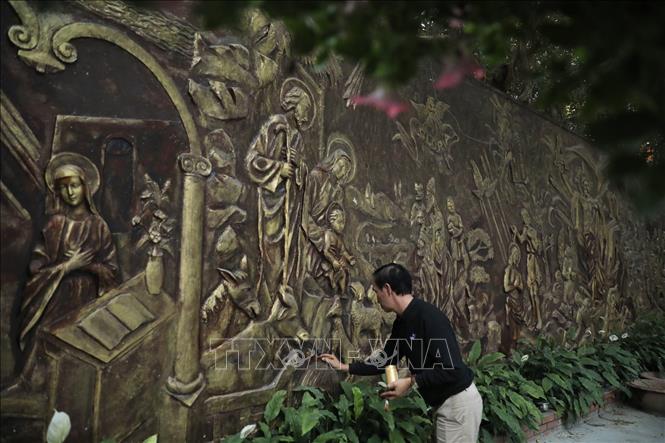 Bức tranh về các tích trong Công giáo được trang trí tại khu vực Nhà thờ lớn. Ảnh: Minh Quyết - TTXVN