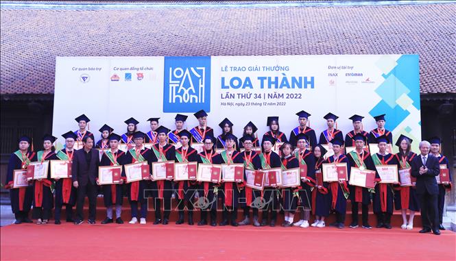Ban Tổ chức trao giải Nhì cho các thí sinh. Ảnh: Minh Đức – TTXVN