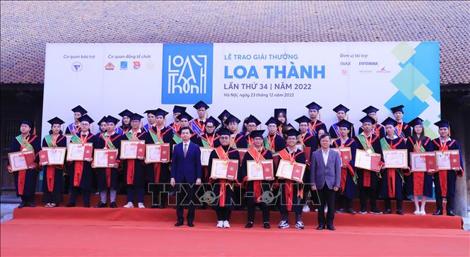 Bí thư Trung ương Đoàn, Chủ tịch Hội Sinh viên Việt Nam Nguyễn Minh Triết trao giải Nhất cho các thí sinh. Ảnh: Minh Đức – TTXVN