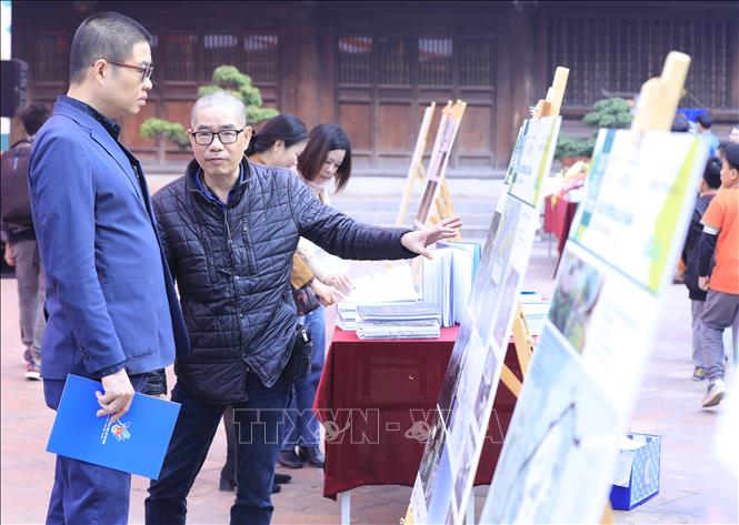 Đông đảo du khách và đại biểu xem các tác phẩm đoạt giải. Ảnh: Minh Đức – TTXVN