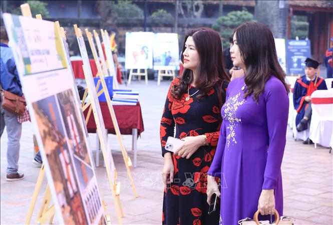 Đông đảo du khách và đại biểu xem các tác phẩm đoạt giải. Ảnh: Minh Đức – TTXVN