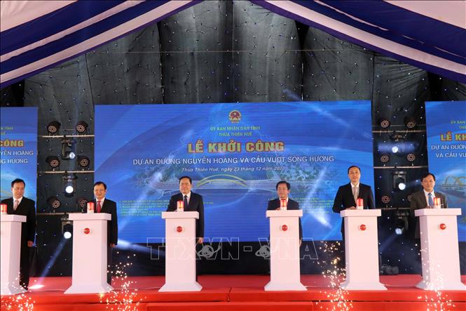 Trong ảnh: Uỷ viên Bộ Chính trị, Phó Chủ tịch Thường trực Quốc hội Trần Thanh Mẫn cùng các đại biểu ấn nút khởi công dự án. Ảnh: Đỗ Trưởng - TTXVN


