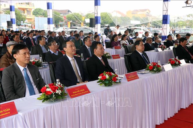Trong ảnh: Uỷ viên Bộ Chính trị, Phó Chủ tịch Thường trực Quốc hội Trần Thanh Mẫn cùng các đại biểu tham dự buổi lễ khởi công dự án. Ảnh: Đỗ Trưởng - TTXVN



