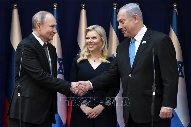 (tư liệu) Thủ tướng Israel Benjamin Netanyahu  và phu nhân đón Tổng thống Nga  Vladimir Putin (trái) tại Jerusalem, ngày 23/1/2020. Ảnh: AFP/TTXVN