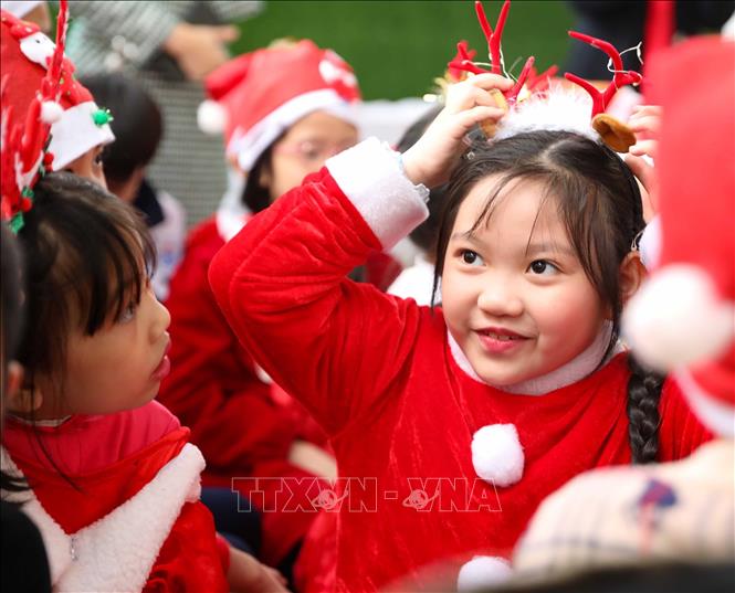 Học sinh Trường Tiểu học Bình Minh (Hà Nội) vui trong chương trình giáng sinh an lành. Ảnh: Thanh Tùng - TTXVN