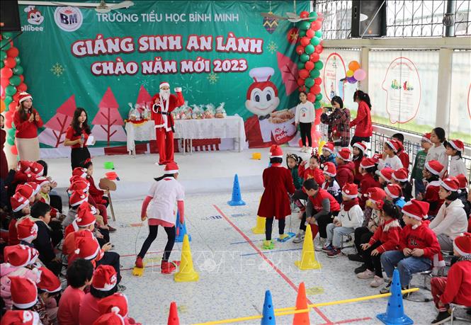 Học sinh được tham gia chơi trò chơi vận động, thể hiện sự khéo léo với sự cổ động của cô, các bạn và nhận quà từ ông già Noel. Ảnh: Thanh Tùng - TTXVN