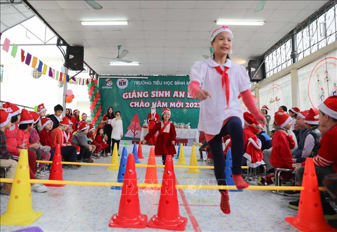 Học sinh được tham gia chơi trò chơi vận động, thể hiện sự khéo léo với sự cổ động của cô, các bạn và nhận quà từ ông già Noel. Ảnh: Thanh Tùng - TTXVN