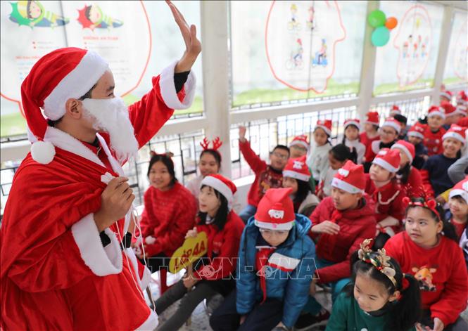 Sự xuất hiện của người hóa trang thành ông già Noel với những lời thăm hỏi, chúc mừng và những phần quà đã mang tới cho học sinh những giây phút vỡ òa trong niềm vui sướng. Ảnh: Thanh Tùng - TTXVN