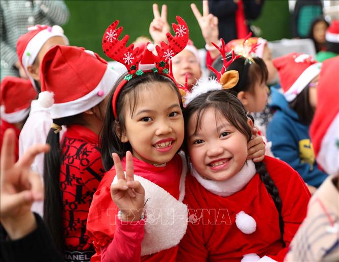 Một khí khí ngập tràn sắc đỏ của mùa giáng sinh với học sinh trường Tiểu học Bình Minh (Hà Nội). Ảnh: Thanh Tùng - TTXVN