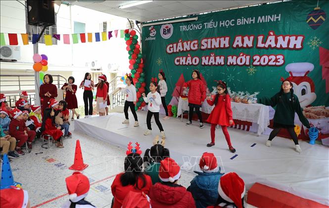 Chương trình được tổ chức gọn nhẹ nhưng mang đến không khí ấm áp, vui tươi cho học sinh. Ảnh: Thanh Tùng - TTXVN