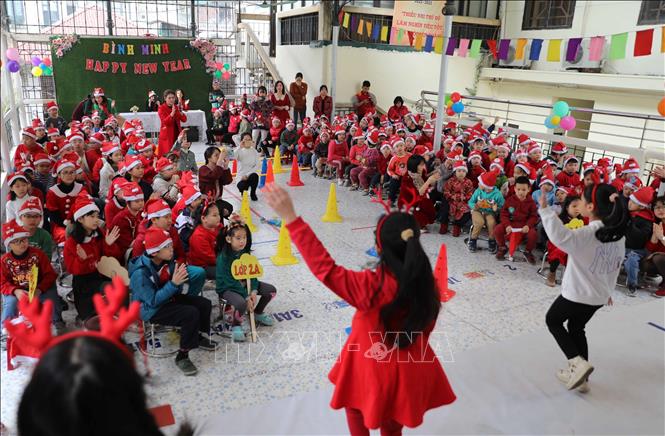 Dù là những học sinh phần nào thiệt thòi hơn các bạn cùng trang lứa, nhưng mỗi tiết mục văn nghệ đều thể hiện sự cố gắng của các em và được các bạn hưởng ứng nhiệt tình. Ảnh: Thanh Tùng - TTXVN