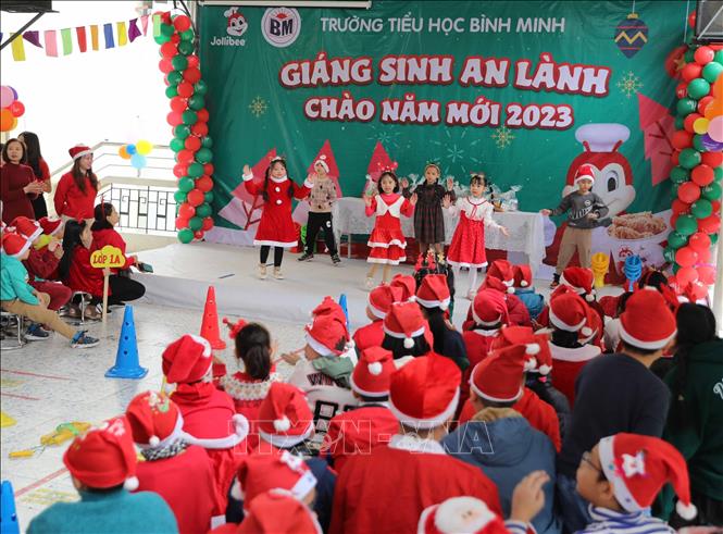 Dù là những học sinh phần nào thiệt thòi hơn các bạn cùng trang lứa, nhưng mỗi tiết mục văn nghệ đều thể hiện sự cố gắng của các em và được các bạn hưởng ứng nhiệt tình. Ảnh: Thanh Tùng - TTXVN