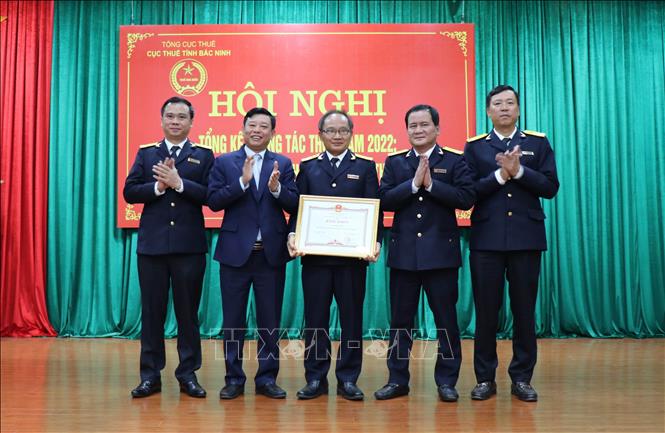 Phó Chủ tịch UBND tỉnh Bắc Ninh Ngô Tân Phượng trao Bằng khen của Chủ tịch UBND tỉnh tặng Cục Thuế tỉnh Bắc Ninh. Ảnh: Đinh Văn Nhiều-TTXVN
