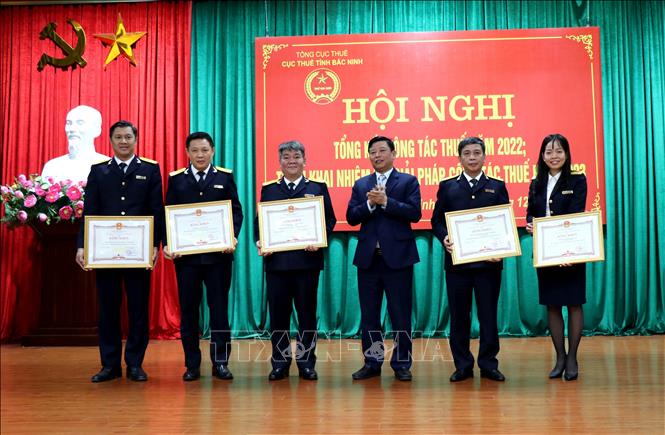 Phó Chủ tịch UBND tỉnh Bắc Ninh Ngô Tân Phượng trao Bằng khen của Chủ tịch UBND tỉnh tặng các tập thể, cá nhân. Ảnh: Đinh Văn Nhiều-TTXVN