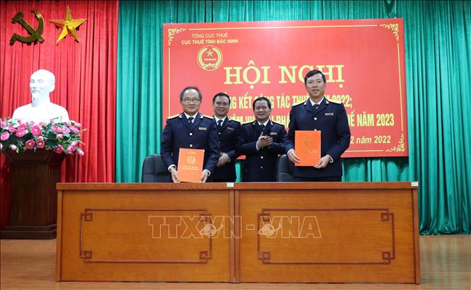 Ký kết giao ước thi đua giữa các đơn vị trong Cục Thuế tỉnh Bắc Ninh. Ảnh: Đinh Văn Nhiều-TTXVN
