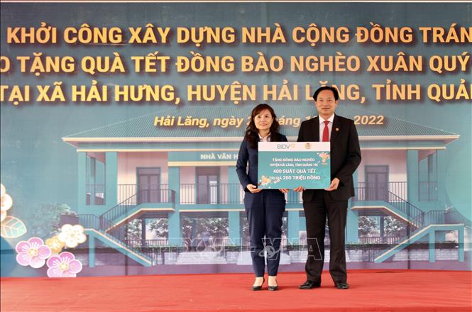 Ngân hàng thương mại cổ phần Đầu tư và Phát triển Việt Nam (BIDV) trao tặng 400 suất quà Tết, với tổng trị giá 200 triệu đồng cho các hộ dân có hoàn cảnh khó khăn ở huyện Hải Lăng. Ảnh: Nguyên Linh-TTXVN 