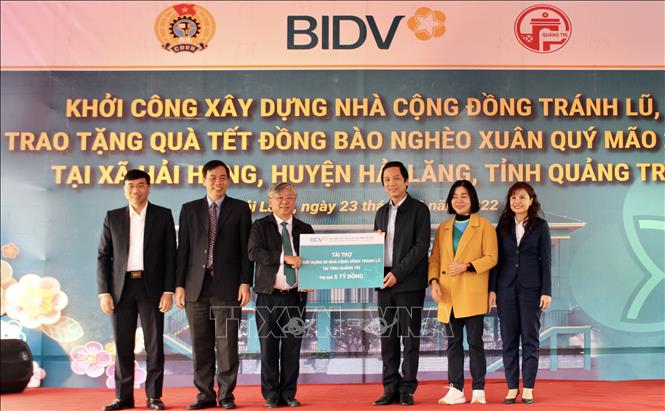 Ngân hàng BIDV tài trợ tỉnh Quảng Trị 5 tỉ đồng xây dựng Nhà cộng đồng tránh lũ cho người dân vùng ngập trũng. Ảnh: Nguyên Linh-TTXVN
