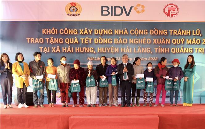 Ngân hàng BIDV trao tặng quà Tết Quý Mão 2023 cho người dân nghèo xã Hải Hưng. Ảnh: Nguyên Linh-TTXVN 