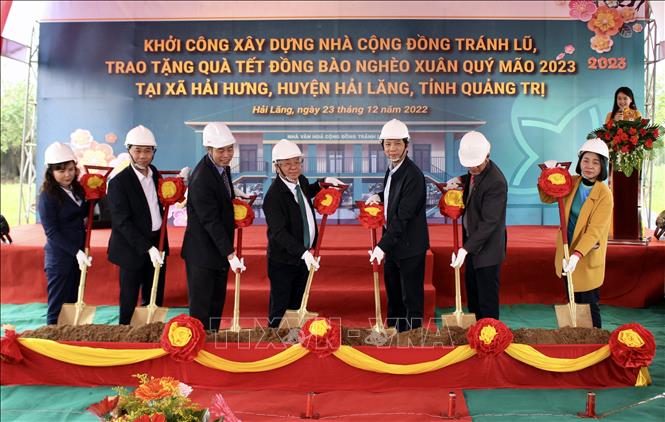 Lãnh đạo tỉnh Quảng Trị và Ngân hàng BIDV thực hiện nghi lễ khởi công xây dựng Nhà cộng đồng tránh lũ ở xã Hải Hưng, huyện Hải Lăng. Ảnh: Nguyên Linh-TTXVN