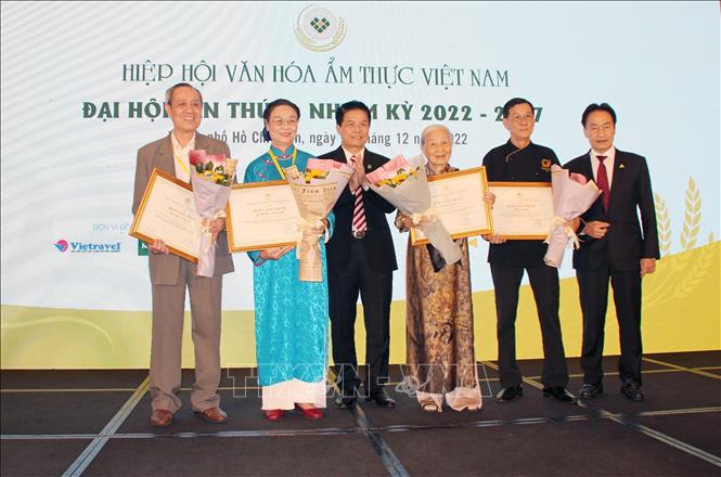 Trong ảnh: Đại diện Hiệp hội Văn hóa Ẩm thực Việt Nam (VCCA), nhiệm kỳ I (2017-2022), tặng 