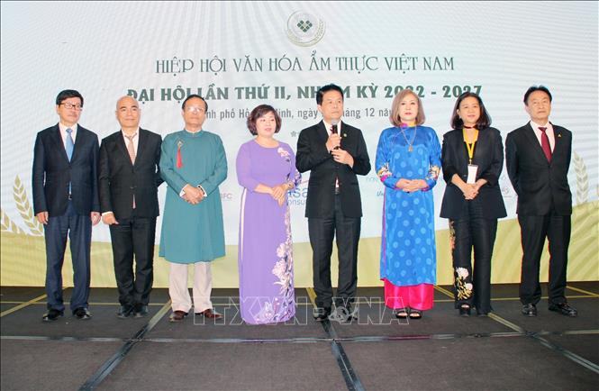 Trong ảnh: Ban Thường vụ Hiệp hội Văn hóa Ẩm thực Việt Nam, nhiệm kỳ II (2022-2027) ra mắt Đại hội. Ảnh: Mỹ Phương - TTXVN