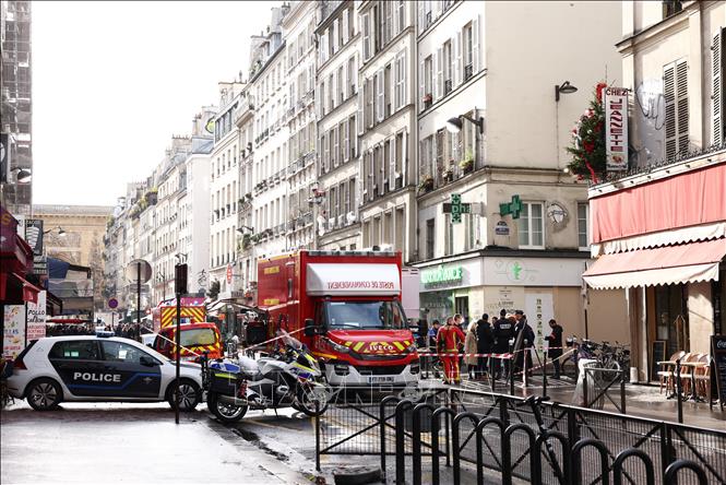 “Khám phá cuộc điều tra của cảnh sát Pháp sau vụ nổ súng tại Paris! Họ đang nỗ lực để phân biệt chủng và tìm ra thủ phạm. Cùng xem ảnh để hiểu thêm về những nỗ lực của họ trong việc bảo vệ đất nước và nhân dân Pháp!”