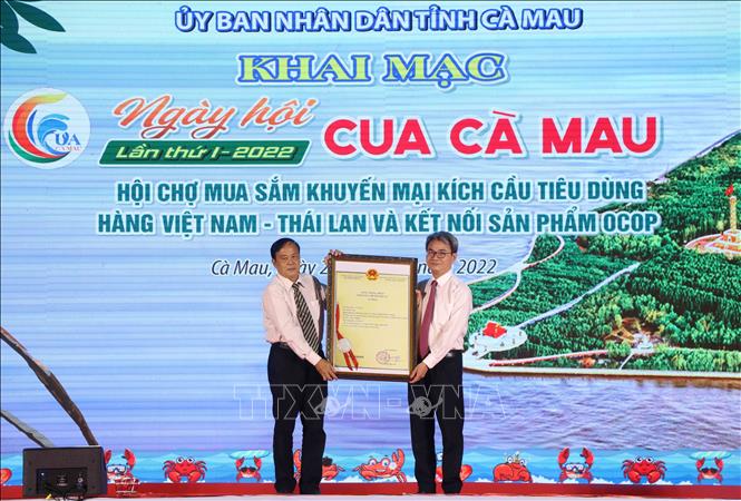 Cục Sở hửu trí tuệ, Bộ Khoa học và Công nghệ trao giấy chứng nhận đăng ký chỉ dẫn địa lý đối với sản phẩm cua Cà Mau cho Sở Khoa học và Công nghệ tỉnh Cà Mau. Ảnh: Huỳnh Anh - TTXVN